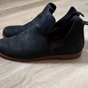 KODIAK low rise v-cut booties in black leather size 7 slip on Chelsea boot